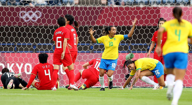 Marta comemora o gol do Brasil contra a China