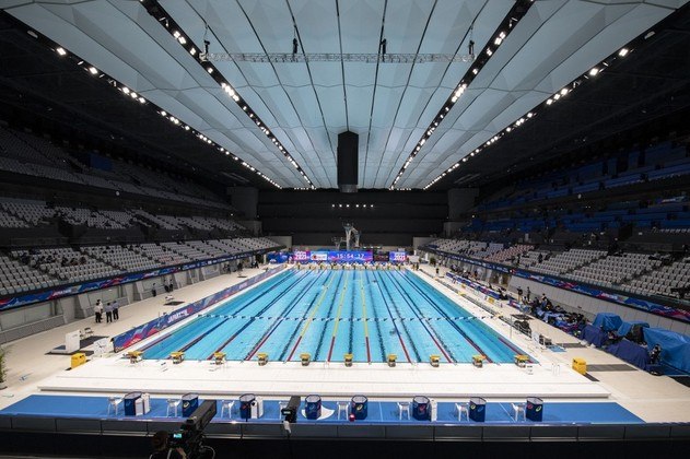 Centro Aquático : Esta sede imponente da baía de Tóquio, com capacidade para 15.000 espectadores, receberá as provas de natação, nado sincronizado e saltos ornamentais.

Uma de suas peculiaridades é que tem uma parede modular que permite transformar sua piscina principal de 50 metros em duas piscinas separadas de 25 metros cada. A profundidade das piscinas também pode ser alterada.

Depois dos Jogos, a instalação receberá outras competições e também será aberta ao público.