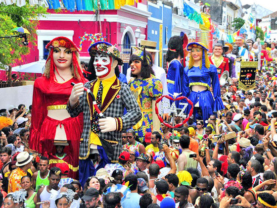 Olinda, na região metropolitana de Recife, recebe as festas com os tradicionais bonecos gigantes. 