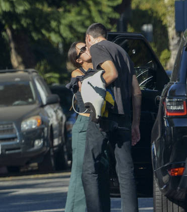 Olivia Rodrigo foi fotografada trocando beijos com o namorado, o produtor Adam Faze, em Los Angeles, nos EUA