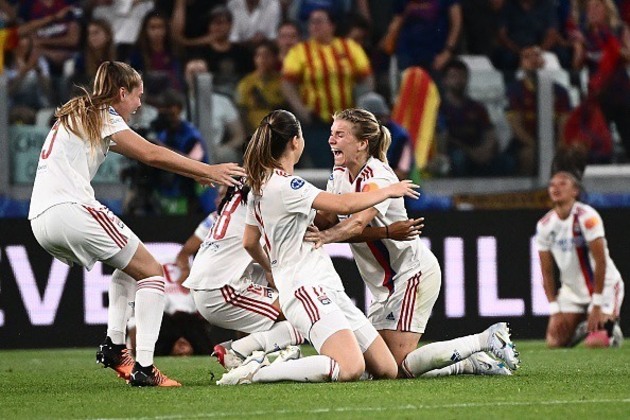 As jogadoras do Olympique Lyonnais venceram a Champions League e receberam o carinho do Rei, que parabenizou as meninas que levantaram a taça da competição. 