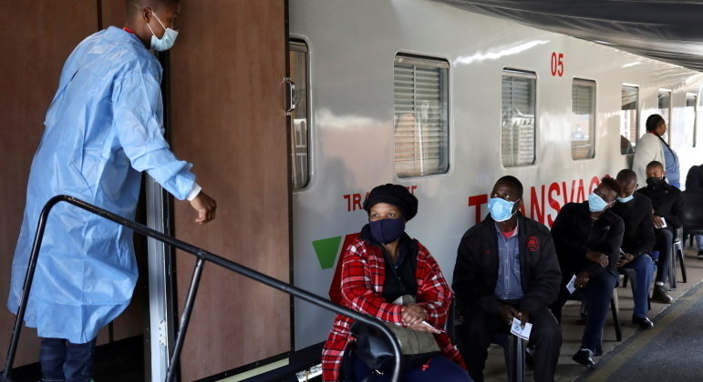 Sul-africanos esperam em fila para ser vacinados contra a Covid-19
