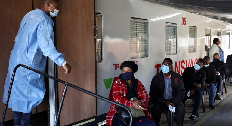 Sul-africanos esperam em fila para ser vacinados contra a Covid-19 