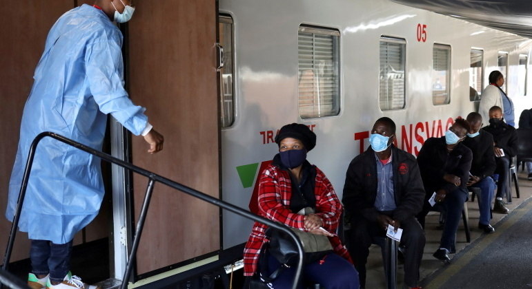 Sul-africanos esperam em fila para ser vacinados contra a Covid-19
