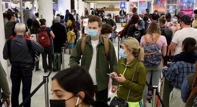 Fila no aeroporto internacional de Miami, nos Estados Unidos, após o cancelamento de 2.000 voos no país por causa da variante Ômicron