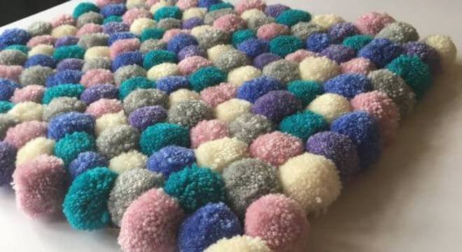 omo fazer tapete de pompom com tons pasteis