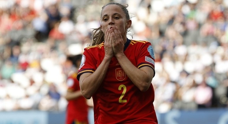 A jovem Ona Batlle, de 24 anos, é a única zagueira da Espanha que esteve em campo em todas as partidas das Eliminatórias para o Mundial de 2023. Apesar de estar na linha de defesa, a craque coopera para o ataque da equipe e soma mais de seis assistências. Esta será a primeira Copa da carreira da espanhola