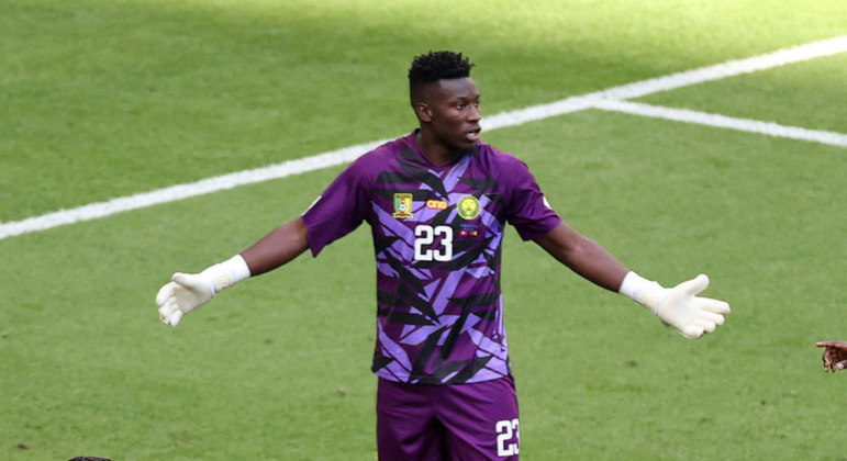 Onana foi afastado da seleção camaronesa na véspera do jogo contra a Sérvia, que terminou em empate de 3 a 3