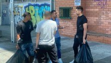Jogadores são obrigados a deixar clube carregando pertences em sacos de lixo na Colômbia