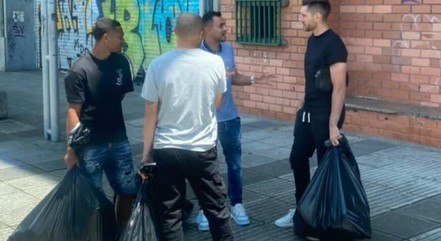 Jogadores dispensados pelo Once Caldas carregam sacos de lixo