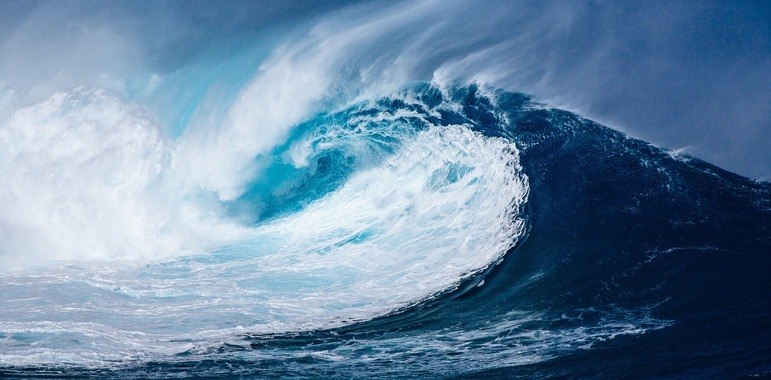 A maior onda já registrada foi no norte do oceano Atlântico, ao norte da Irlanda e próximo ao Reino Unido. Com 29,05 metros de altura, o paredão de água foi visto e ultrapassado por um navio em 2000
