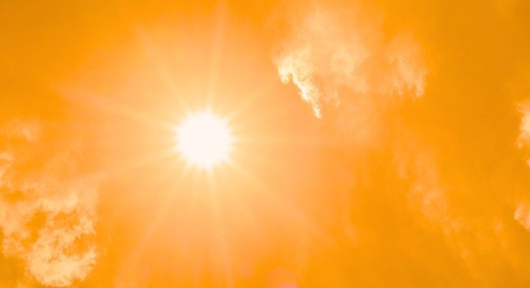 Em entrevista ao R7, a meteorologista Maria Clara Sassaki, do Climatempo, afirmou que o El Niño — um fenômeno climático intermitente que se origina na região equatorial do oceano Pacífico e, além de alterar o clima em todo o mundo, deixa a América do Sul mais quente e seca — vai continuar até o fim do verão e só depois vai começar a perder força