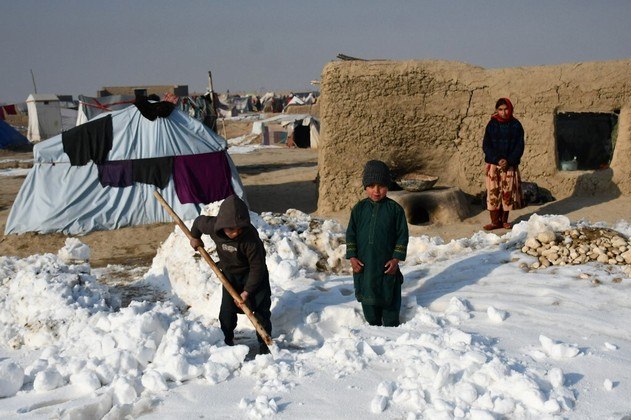 O país foi atingido por uma forte onda de frio que derrubou as temperaturas. Com termômetros marcando 33ºC negativos, pessoas e criações inteiras de animais morreram devido às baixas temperaturas. Regiões também ficaram completamente isoladas após as estradas terem sido fechadas pelo excesso de neve