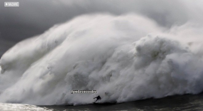 Onda gigante derrubou surfista que ficou desaparecido no mar