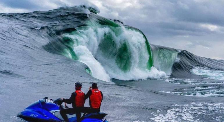 Onda sinistra, conhecida como 'The Right', desafia surfistas no sul da Austrália