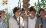 Há poucos dias, o programa de talentos The X Factor, que revelou inúmeros artistas, chegou ao fim. Foi lá, em 2010, que a boy band de sucesso One Direction se formou. Inicialmente, os cinco cantores (Harry Styles, Liam Payne, Louis Tomlinson, Niall Horan e Zayn Malik) entraram solo no reality mas, na repescagem, os jurados tiveram a ideia de juntá-los em um grupo. Apesar do terceiro lugar, a banda se manteve após o fim do programa e foram inúmeros hits, cinco álbuns e mais de 500 prêmios até o fim do grupo, em 2015. Relembre outros artistas que ganharam fama na TV