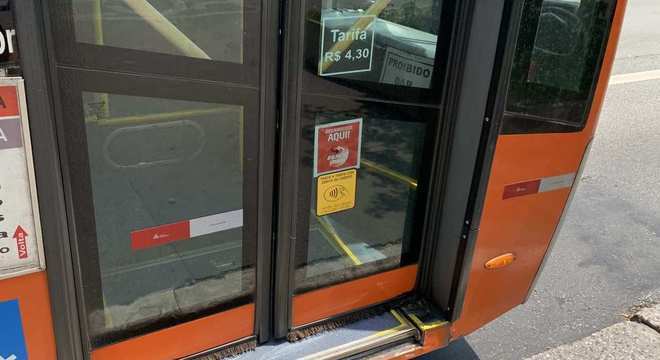 Sinalização de que o ônibus tem catraca equipada com tecnologia NFC