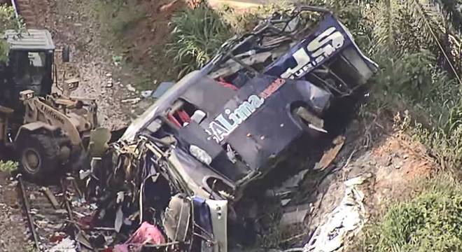 Carreta bate em ônibus e deixa 11 mortos em João Monlevade (MG) - Notícias  - R7 Minas Gerais