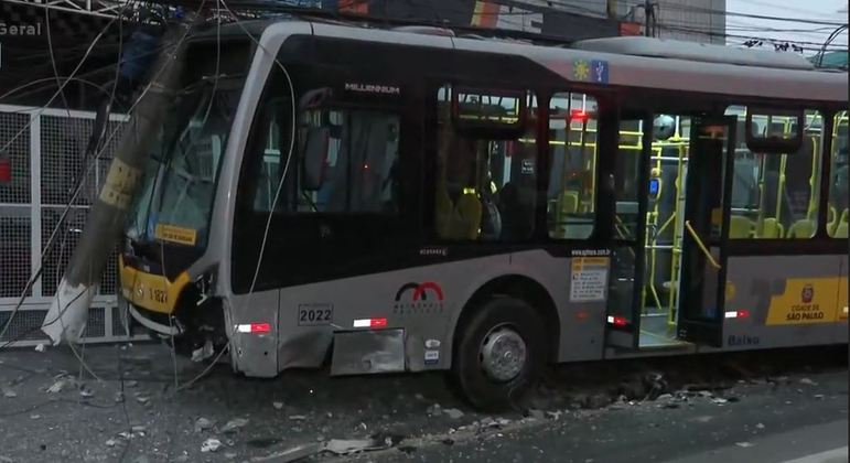 Ônibus foi atingido por caminhonete e, na sequência, colidiu contra poste na zona leste 