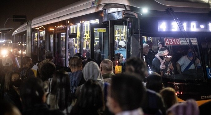 Passageiros se aglomeram para embarcar em ônibus em Itaquera