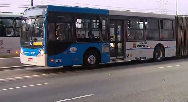 onibus atear fogo