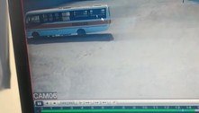 Vídeo mostra momento em que mulher é prensada ao tentar parar ônibus no DF