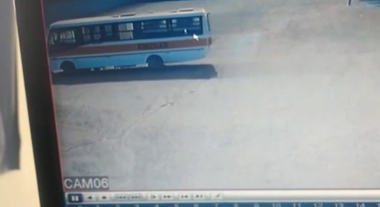 Momento em que ônibus atinge motorista no DF