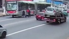 Motorista de ônibus é demitido após atropelar moto em briga de trânsito; veja vídeo