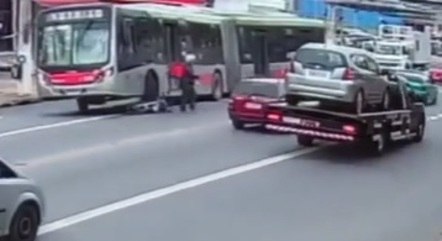 Ônibus atropela moto na zona leste de SP