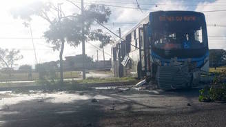 Motorista tem convulsão e bate ônibus em poste de alta tensão em Brasília;  (CBMDF/Divulgação - 27/5/2023)