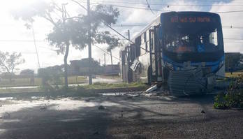 Motorista tem convulsão e bate ônibus em poste de alta tensão em Brasília;  (CBMDF/Divulgação - 27/5/2023)