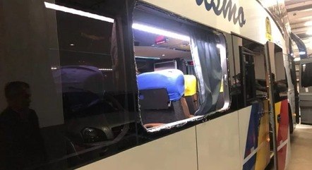 Torcedores do Corinthians apedrejam ônibus do Boca Juniors