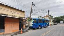 Ônibus vazio desce rua de ré e atinge poste em Belo Horizonte