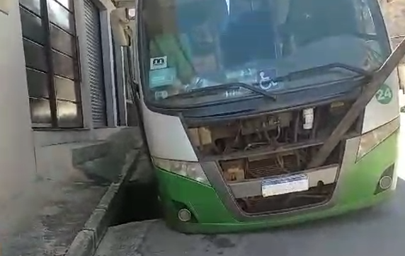 Ônibus fica preso em buraco após asfalto ceder na Grande BH