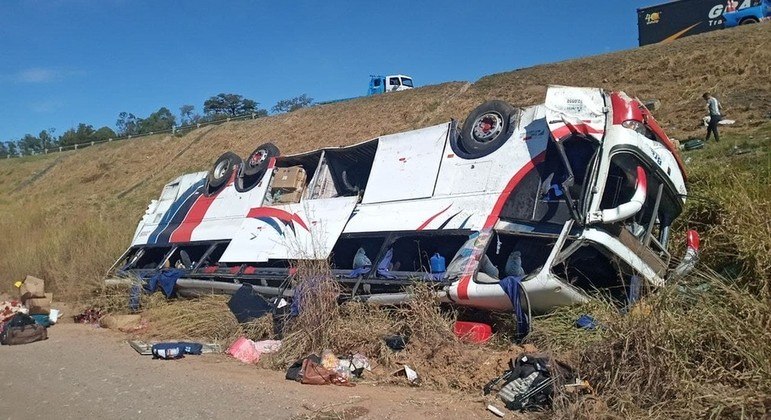 Ônibus caiu de ribanceira, deixando passageiros mortos e feridos