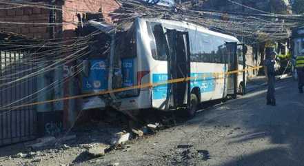 Ônibus bateu em poste e deixou feridos na zona sul