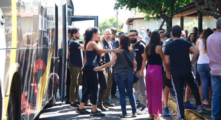 Ônibus com amigos e familiares de Daniel chega para o velório da mãe do cantor