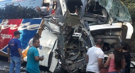 Acidente envolvendo ônibus e carreta deixa seis feridos na BR-251 em Minas