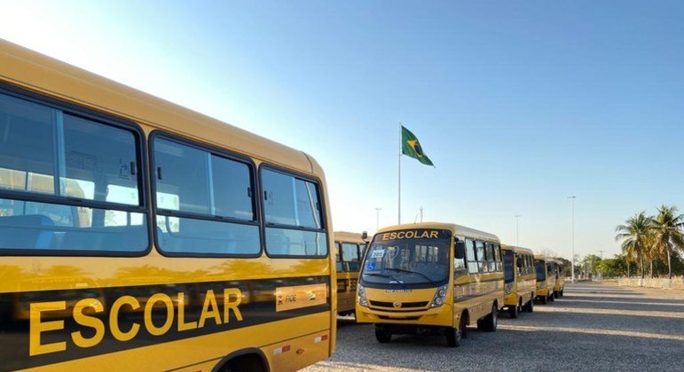 Ônibus de transporte escolar