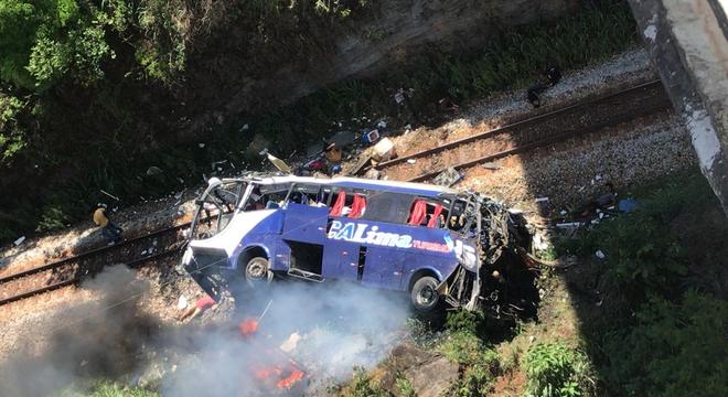 Ônibus de viagem cai de ponte de 15 metros em João Monlevade (MG) - Notícias - R7 Minas Gerais