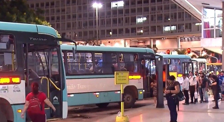 Passageiros em fila de espera por ônibus do Entorno do Distrito Federal