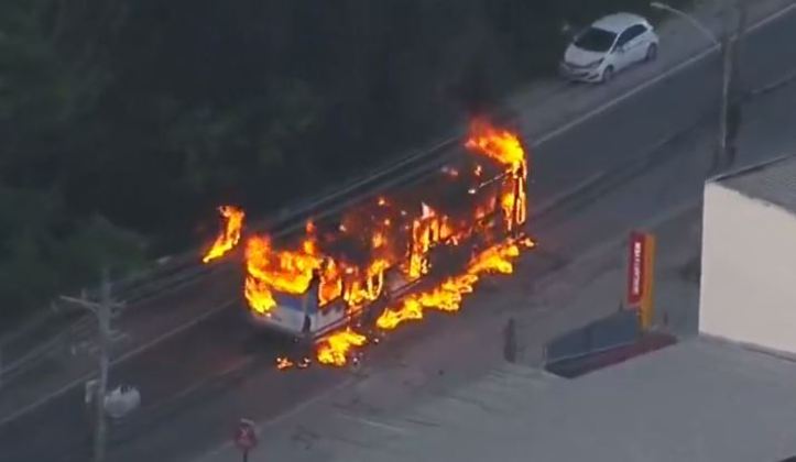 Mais de 30 ônibus foram incendiados em diversos pontos da zona oeste do Rio de Janeiro, incluindo cinco articulados do BRT, nesta segunda-feira (23), em um ataque que teria sido orquestrado pela maior milícia da região