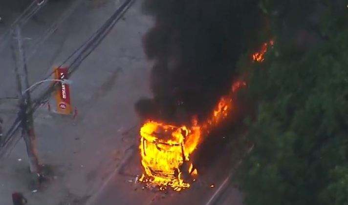 O governador Cláudio Castro confirmou a prisão, por atos terroristas, de 12 suspeitos de atear fogo em coletivos e disse que todo o efetivo policial foi às ruas para restabelecer a ordem