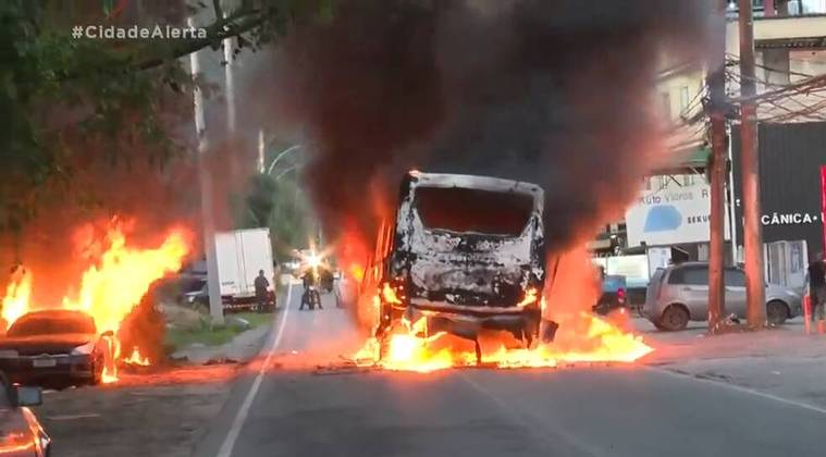Além do caos nos transportes, vias importantes foram afetadas, o que prejudicou a volta para casa dos cariocas. A cidade do Rio entrou em estágio de atenção, às 18h40, em razão da mobilidade comprometida