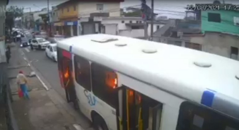 Jovens vestidos com moletom e capuz incendeiam ônibus em Diadema