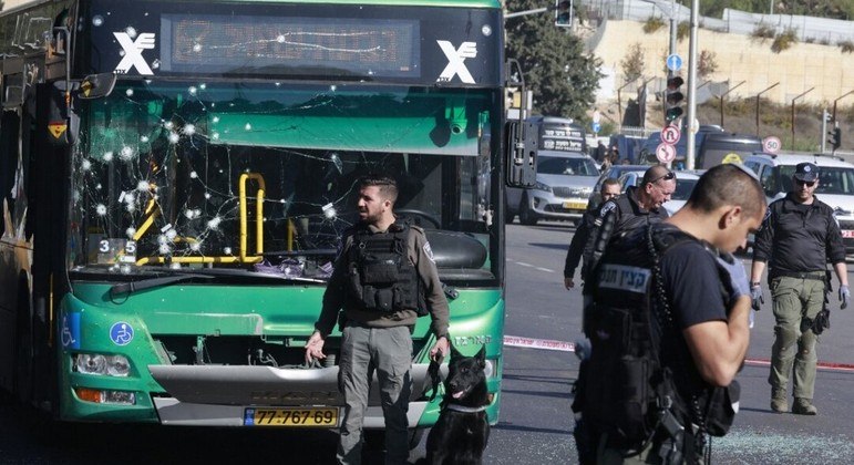 Membro das forças de segurança israelenses trabalha no local de uma explosão em Jerusalém
