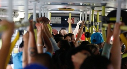 Aglomeração de trabalhadores no transporte público após governo de São Paulo obrigar o fechamento do comércio 