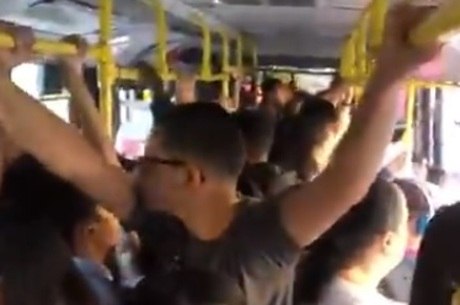 Passageiros filmaram superlotação nos ônibus