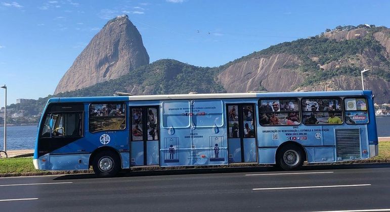 Veiculo foi adaptado com banheiros, macas médicas e consultórios para atendimento