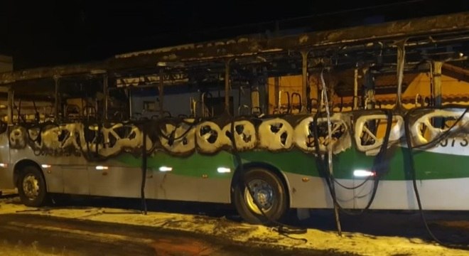 Ônibus foi incendiado na principal via da cidade
